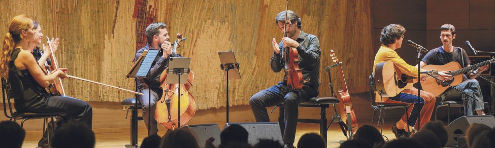 Das Minetti-Quartett (li.) applaudiert den D&uuml;sseldorf D&uuml;sterboys (re.).