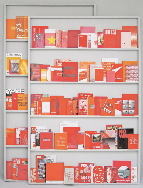 BILD 3 Anarchiv Rot Anarchiv Rot, wood, color, 120 x 30 x 200 cm, Wien, 2011. © Bernhard Cella