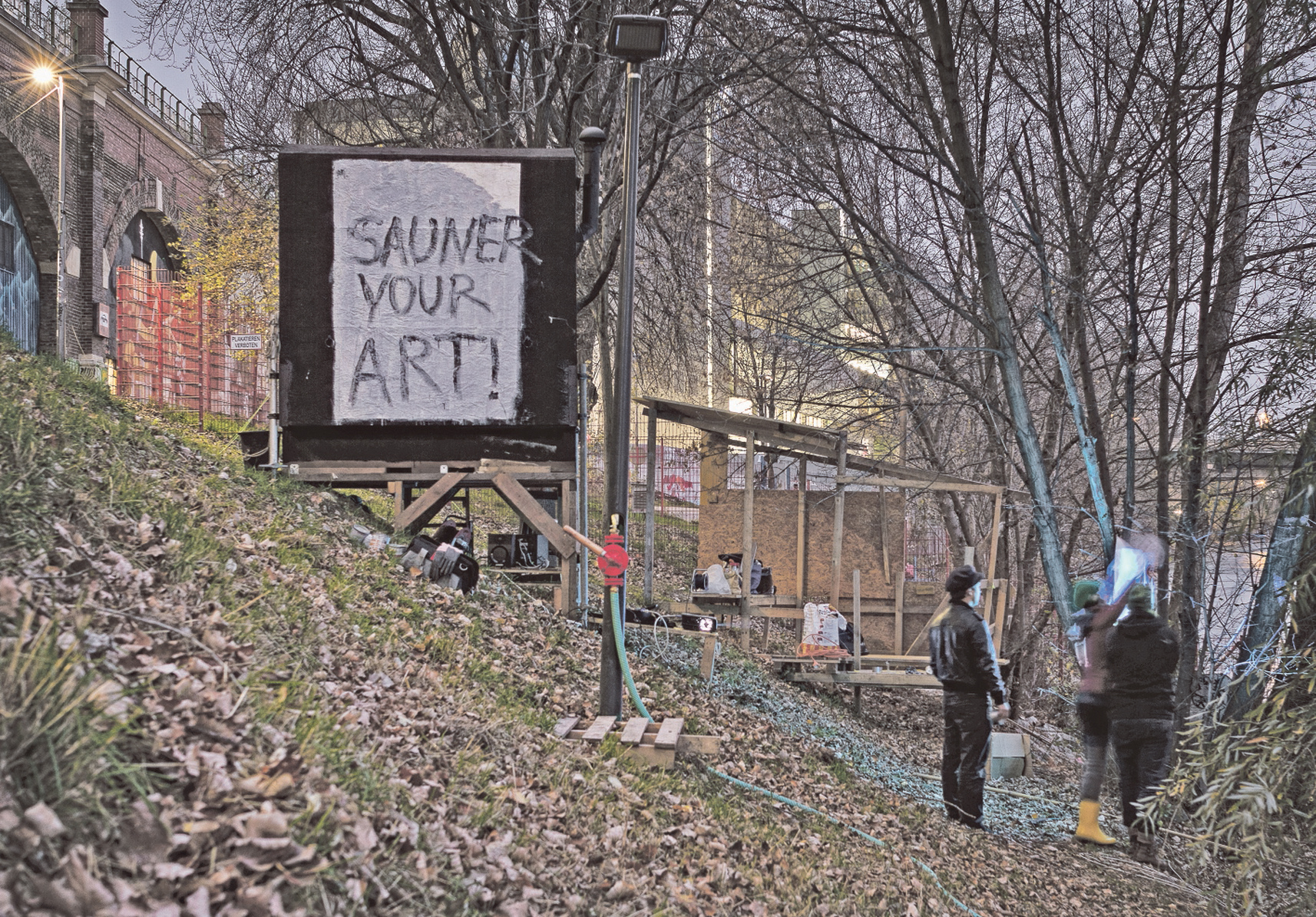 151127_duckdock_spittelau_041b_18x24 Die heiße Hütte und außerdem Arbeiten von Antonia Prochaska („Sauner your Art“) und Pia Mayrwöger (Duschlaterne). Foto Leo Schatzl
