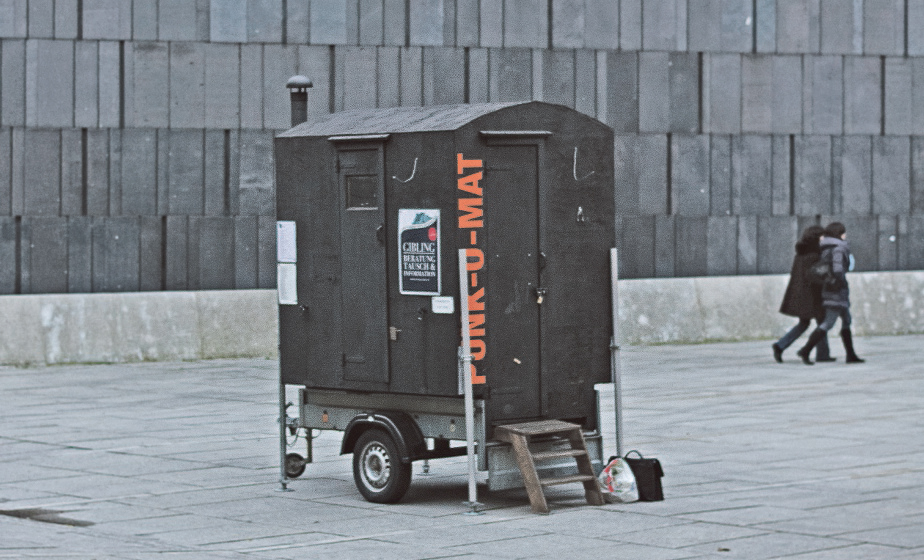 2_punkomat_foto_Franz Xaver Der Punk-O-Mat als Wechselstube vor dem Museumsquartier in Wien. In Kooperation mit Punk Austria. Foto Franz Xaver