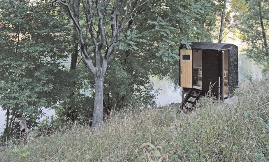 3_spittelau_foto_Leo Schatzl DuckDock am Donaukanal: Hergestellter Ort und Schwarzbau im wortwörtlichen Sinn. Gehäuse und Mikrosphäre mit vorgegebener Grundfunktion. Foto Leo Schatzl