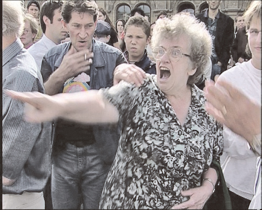 4_auslander-raus-von-paul-poet_copyright-filmgalerie-451_altefrau.jpg.700x450_q95 Statt gutes lieber schlechtes Gewissen erzeugen: Filmstills aus der Kino-Doku „Ausländer raus! Schlingensiefs Container“ (A 2002, Regie/Buch: Paul Poet) erhältlich bei Filmgalerie451 und Hoanzl. Fotos Paul Poet