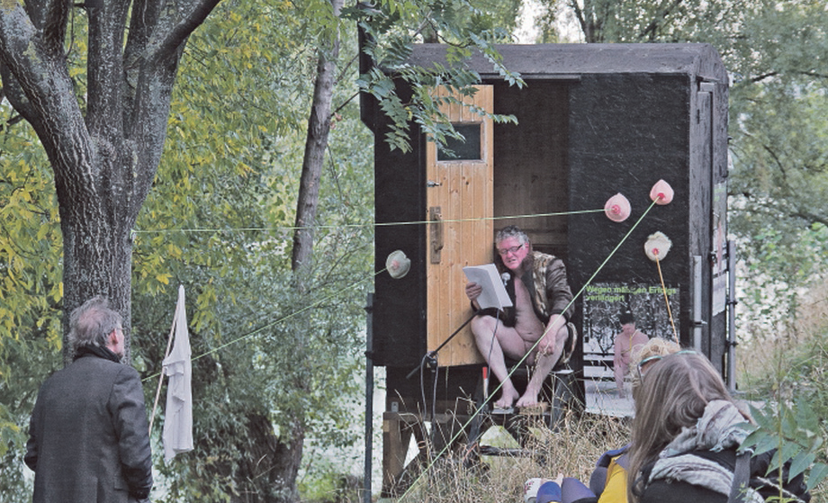4_duckdock_foto_Leo Schatzl Die erweiterte Schwitzhütte: KünstlerInnen und StudentInnen bespielen außerdem mit Installationen, Performances, Texte zum Thema Schwitzen und anderem. Am Bild zu sehen ist der lesende Julius Deutschbauer und die Arbeit „LaserTits“ von Antonia Prochaska. Foto Leo Schatzl