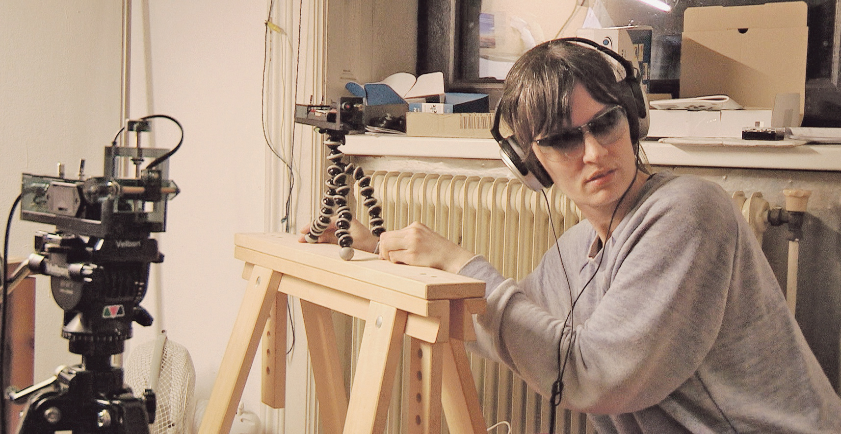 Videostill_aus_"What_would_Ted_Kaczynski´s_daughter-do...?"gelbheller „What would Ted Kaczynski´s daughter do ...?“ ( 2016, Video, DIY Devices, Skultpuren) zeigt Chrystal Tesla, Tochter des Unabombers Ted Kaczynski im Videointerview, ebenso wie Objekte aus ihrer sogenannten Wunderkammer.