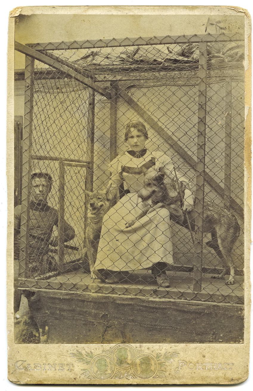 05_AVI_Urfahr_10_RAHMEN_KL Emma Strobl (geb. Mayerott), Wolfsdompteurin, um 1900. Foto Firma Avi, Wels
