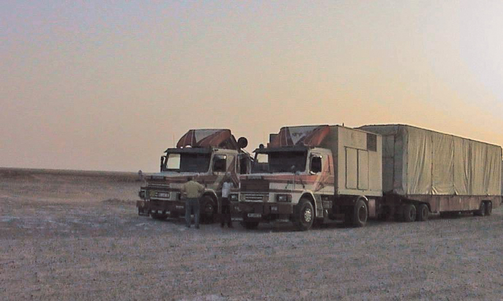 06_Avi_Oman Schausteller-Familie Avi beim Transport des Fahrgeschäft Typhoon im Oman, um 2004. Foto Archiv Firma Avi, Wels