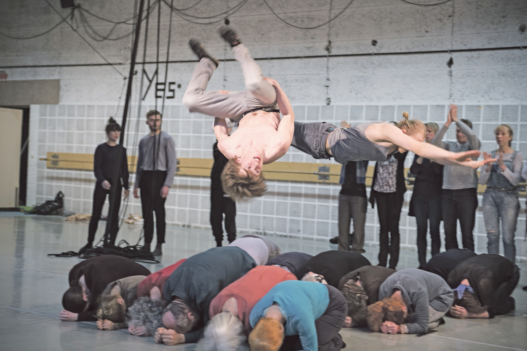 Work in progress Veranstaltung mit Publikum zum Tanztheaterstück "Gute Pässe schlechte Pässe - eine Grenzerfahrung" der Regisseurin Helena Waldmann, die vom 23. Januar bis 04. Februar 2017 an dem Stück auf Einladung des Staatstheater Darmstadt dort im Sprungakrobatik während eines Probendurchlaufs. Foto Wonge Bergmann