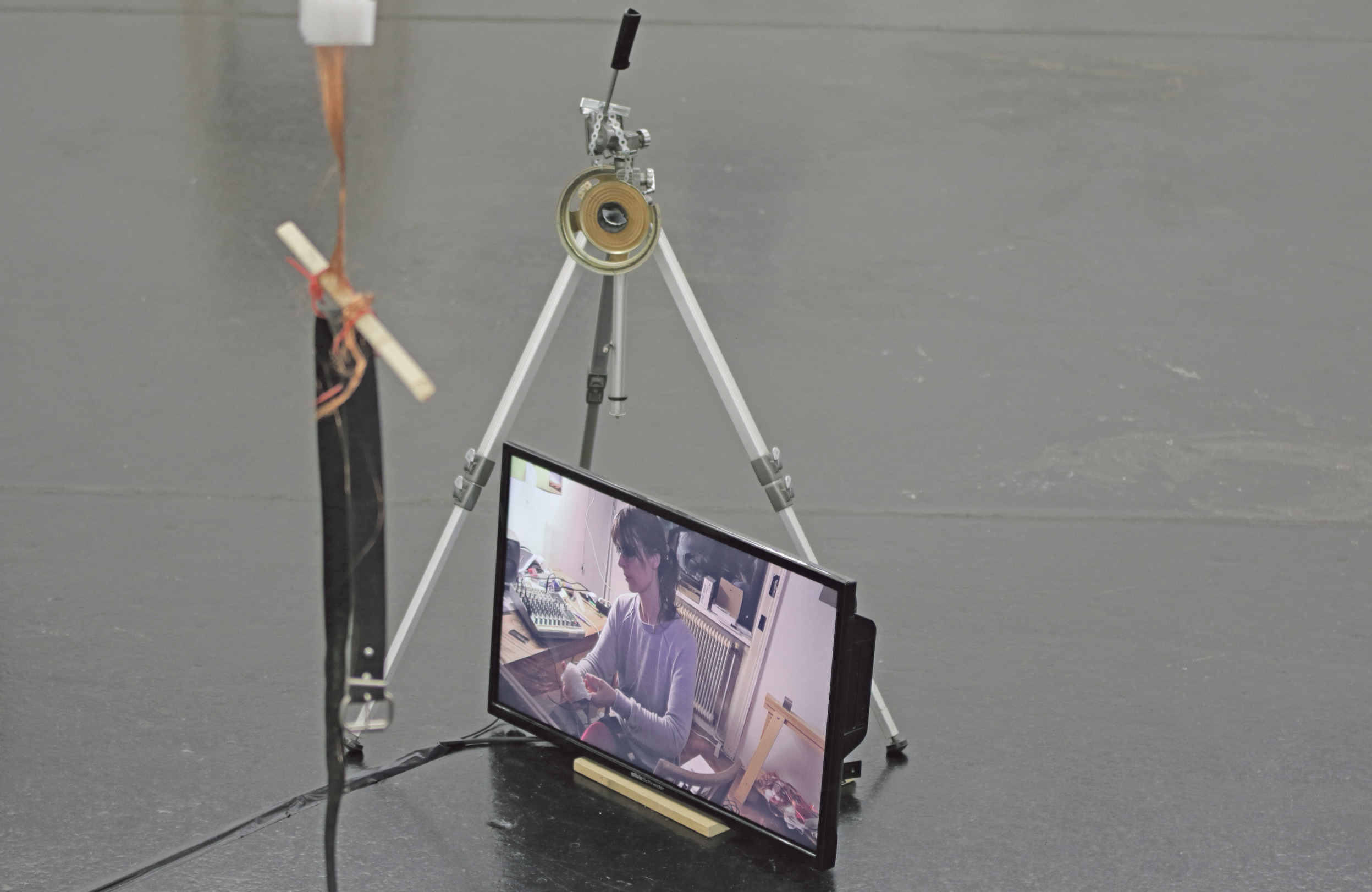 1J6A1694 (c) Kathrin Stumreich „What would Ted Kaczynski’s daughter do …?“ (2016, Video, DIY Divices, Skulpturen). Ausstellungsansicht bei paraflows .XI – Identity. Foto Kathrin Stumreich