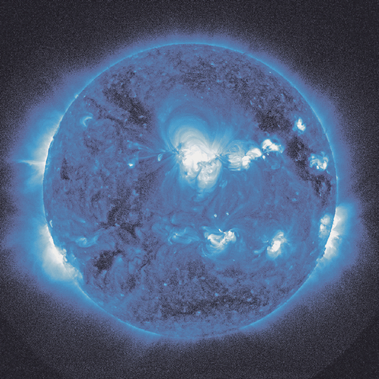 Die Kosmologie und Katharina Sieverding: Looking at the Sun at Midnight SDO/NASA (Blue), 2010–2015. © Katharina Sieverding, Foto © Klaus Mettig, Bildrecht Wien, 2017