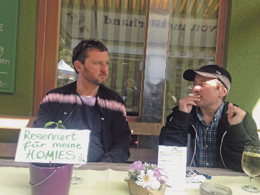 IMG_1169 Johannes Staudinger beim Interview mit Harald Huckey Renner am Linzer Südbahnhofmarkt. Foto Rene Kobler