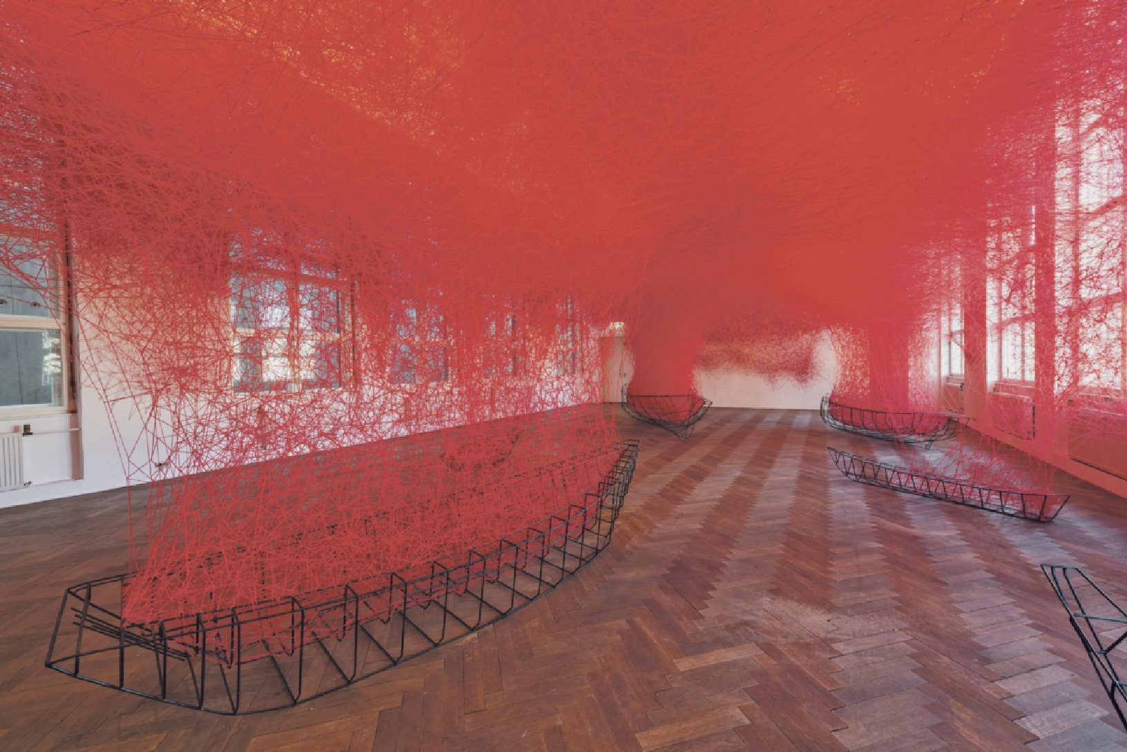 CHIHARU SHIOTA JP) Uncertain Journey, 2016_2018 Chiharu Shiota, JP, Uncertain Journey, 2016–2018. Foto Otto Saxinger