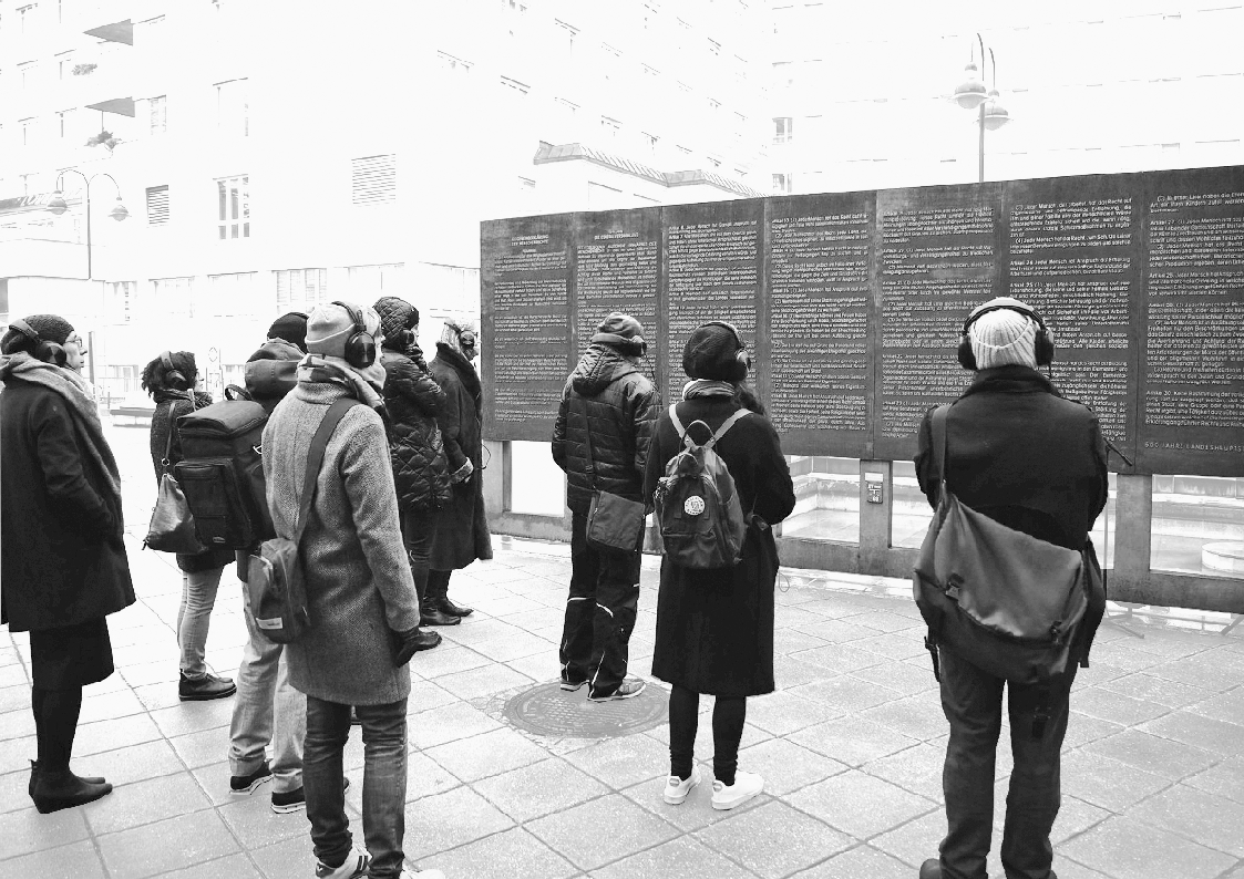 Hier wurde Zukunft noch geprobt: 8 Minuten Audiowalk-Testlauf im Dezember vor dem Menschenrechtsbrunnen. Foto theaternyx