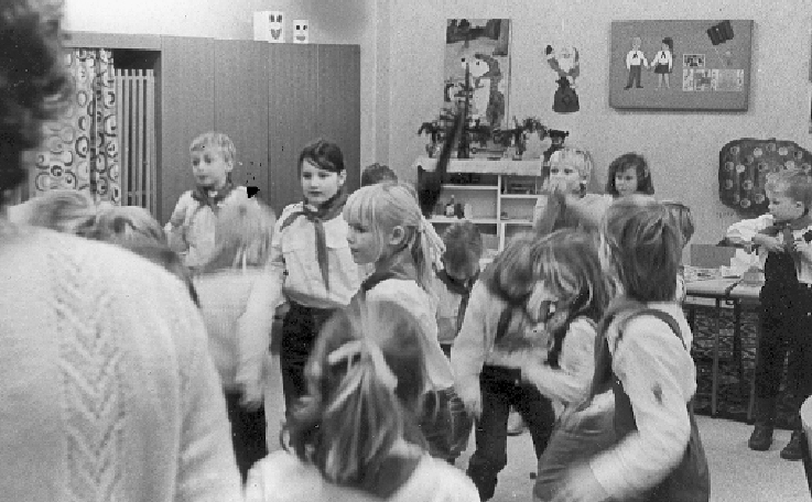 jungpioniere_silke_1teklasse Jungpionierin mit schiefem Halstuch, 2. von links. Foto Privat