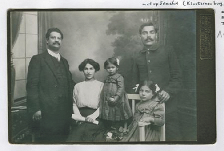 1912, vl. Rudolf und Sonja Grossmann ( andere Personen sind nicht bekannt).Fotos Pierre Ramus Collection, International Institute of Social History (Amsterdam) 1912, vl. Rudolf und Sonja Grossmann (andere Personen sind nicht bekannt) Foto Pierre Ramus Collection, International Institute of Social History, Amsterdam