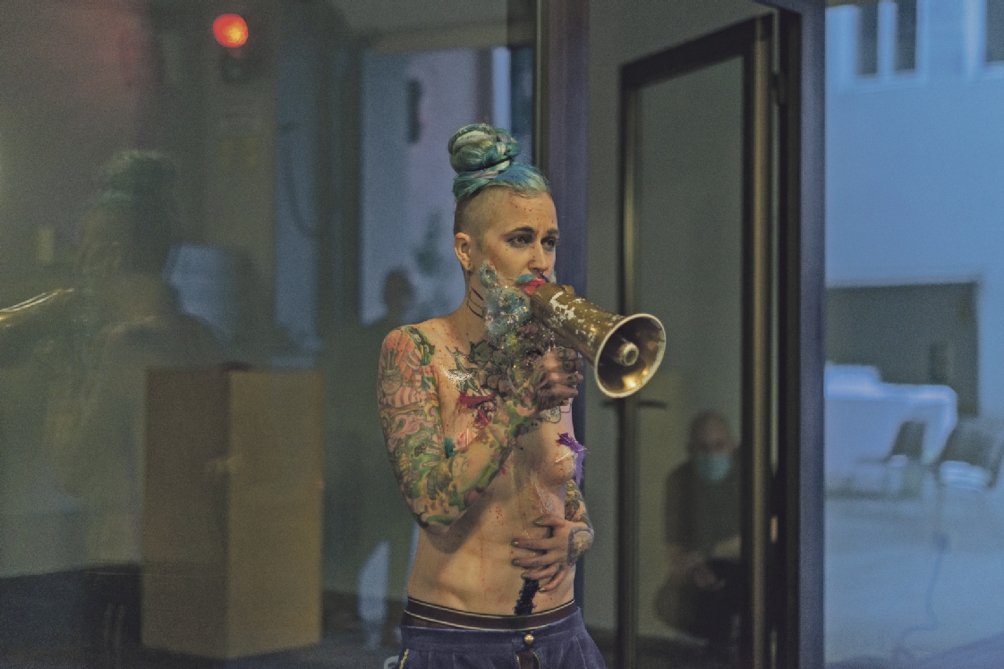 HAUPTBILD alice_foto petra moser Eric big Clit im Vorjahr im KunstRaum Goethestrasse xtd. Foto Petra Moser