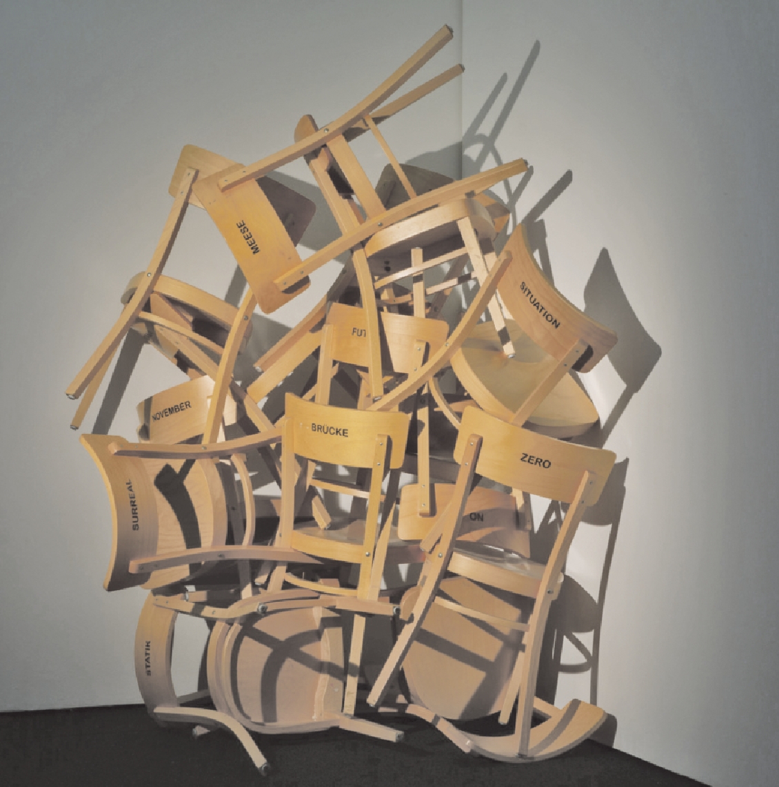 2_Sessel Diskurs in unserer Gemeindehalle, Raphael Bella, 2021. Foto AML