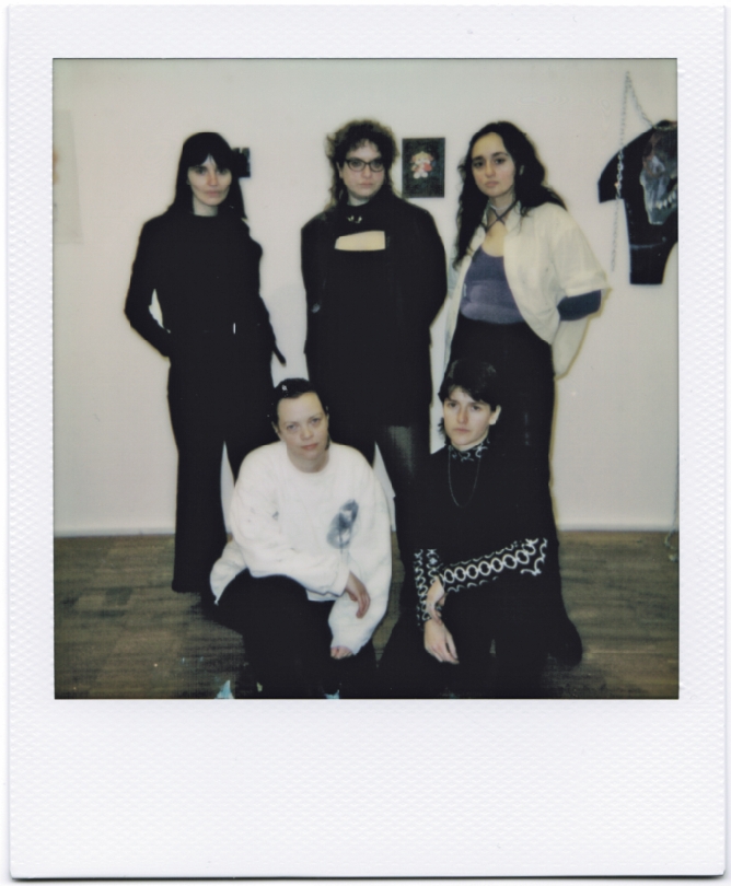 Judith Gattermayr, Theresa Ulrike Cellnigg, Amanda Burzić, Kiky Thomanek, Costanza Brandizzi (v.l.n.r.v.o.n.u.) - copyright Edition(bitte hier das Doppelpunkt-Zeichen einfügen) Judith Gattermayr, Theresa Ulrike Cellnigg, Amanda Burzic, Kiky Thomanek, Costanza Brandizzi (v. l. n. r. v. o. n. u.) alias Edition: Es geht weiter. Foto Edition: