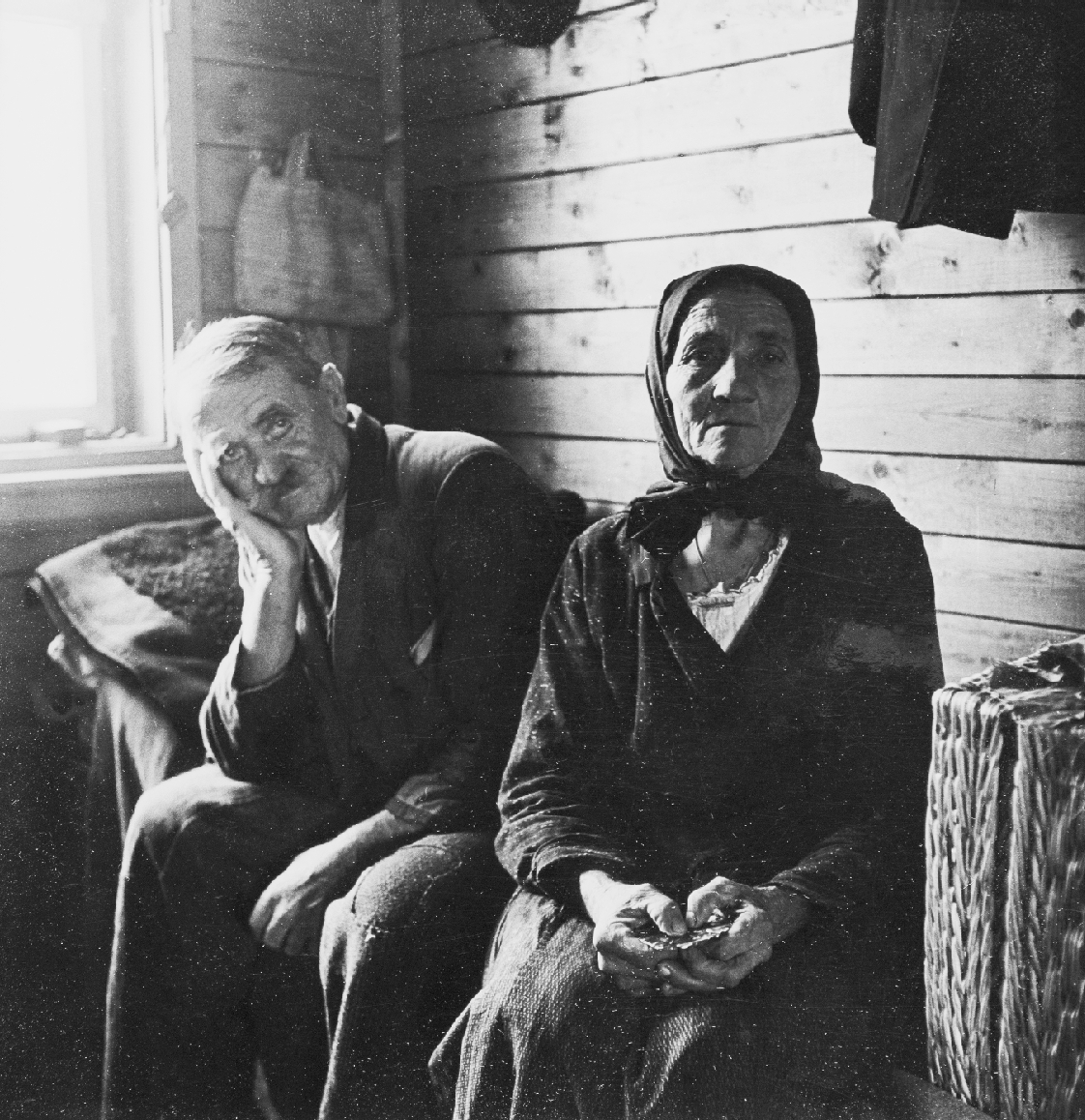 HAUPTBILD_MKG_altes Ehepaar P1976.857 Madame d’Ora (1881–1963), aus der „Displaced Persons“-Serie, 1946–1948: Ehepaar auf dem Bett sitzend. In einem Flüchtlingslager, 1948. Foto Nachlass Madame d’Ora, Museum für Kunst und Gewerbe, Hamburg