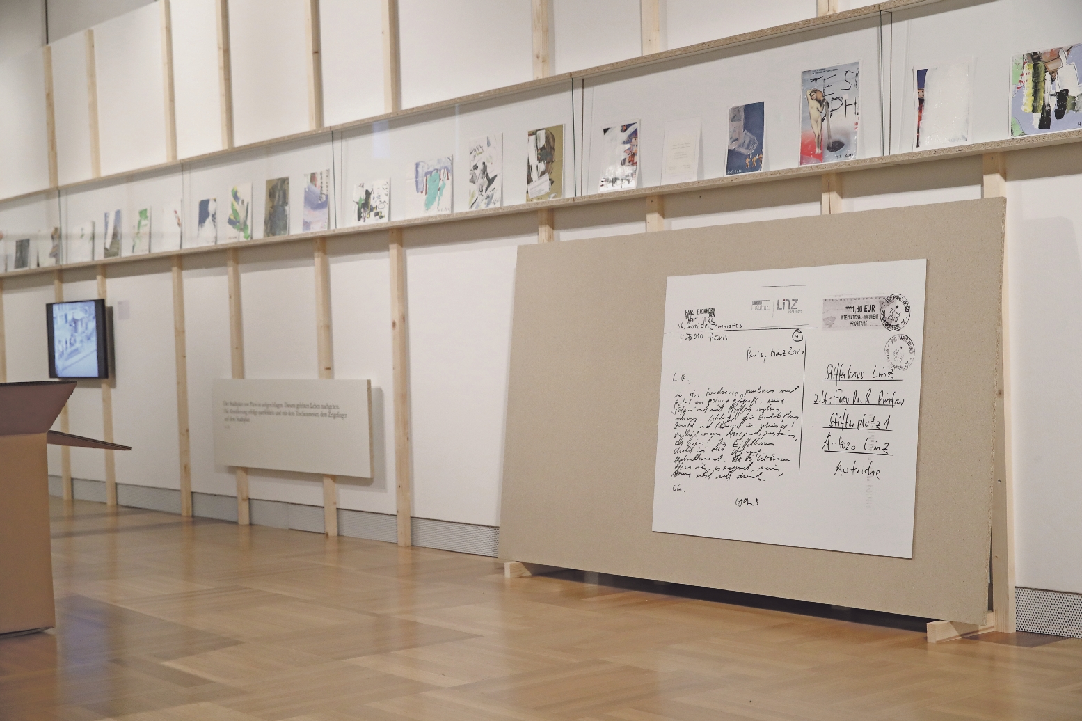 BL7I7989 Ausstellungsansicht mit großer Postkarte. Foto Land OÖ/Grilnberger