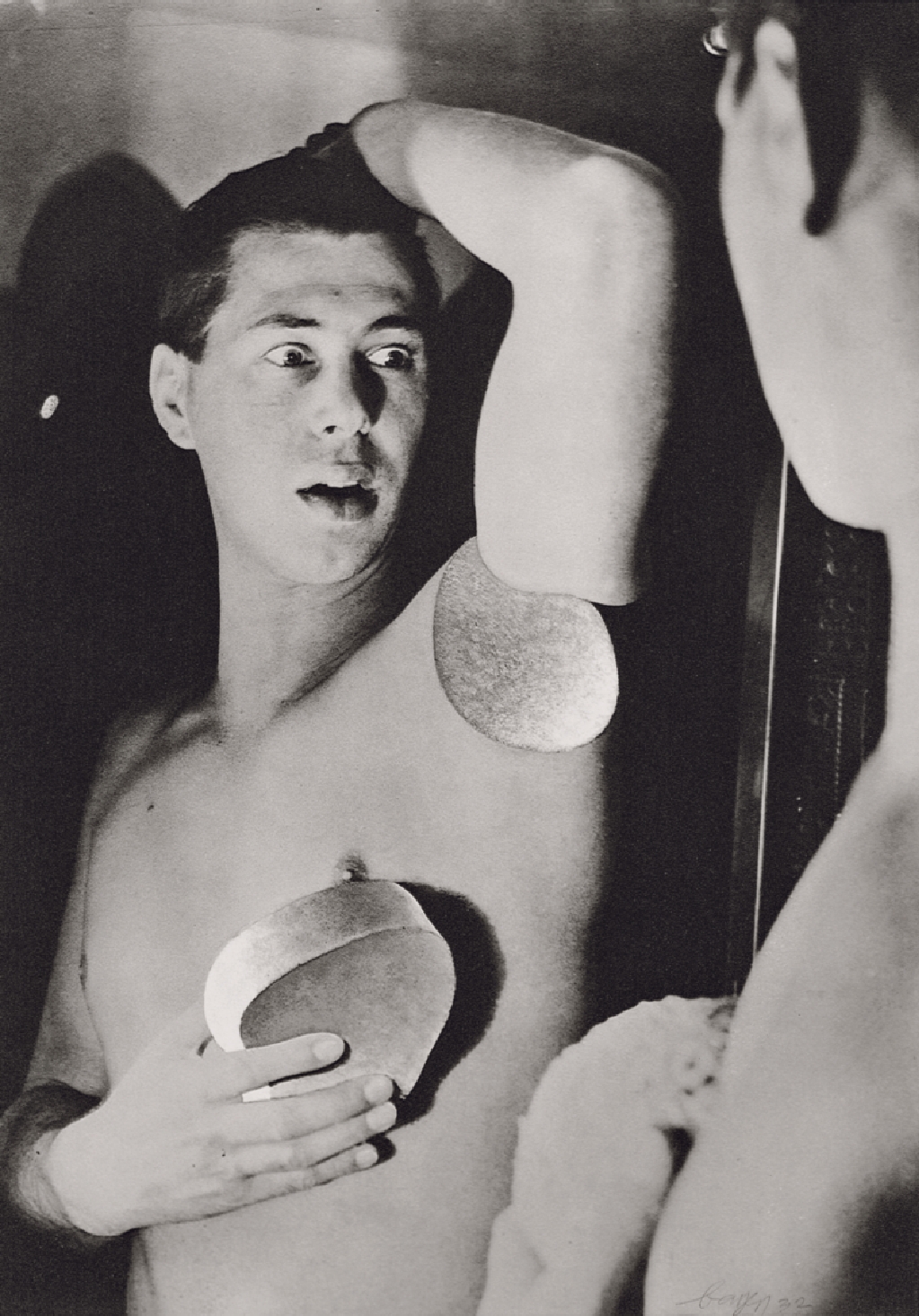 Herbert-Bayer_Selbtsportraet Das ikonische Bild als Inbegriff des modernen, universellen Künstlertyps: Herbert Bayer, Selbstporträt, 1932. Bild Lentos Kunstmuseum Linz, Stiftung Herbert Bayer © Bildrecht, Wien 2022