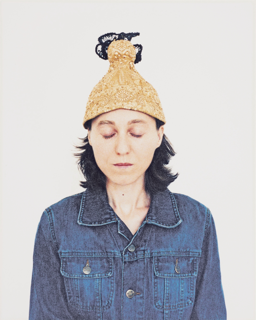Judith Kaltenböck Judith Kaltenböck, Goldhaube (Großmutter Erbe), C-Print (Serie), 2004. © Nordico Stadtmuseum Linz