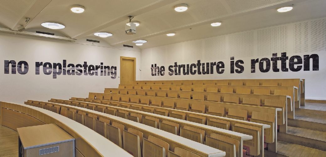 Ressler no replastering, the structure is rotten von Oliver Ressler, Hörsaal 1, 2013. Foto Andrew Phelps, © Oliver Ressler, Courtesy KU Linz