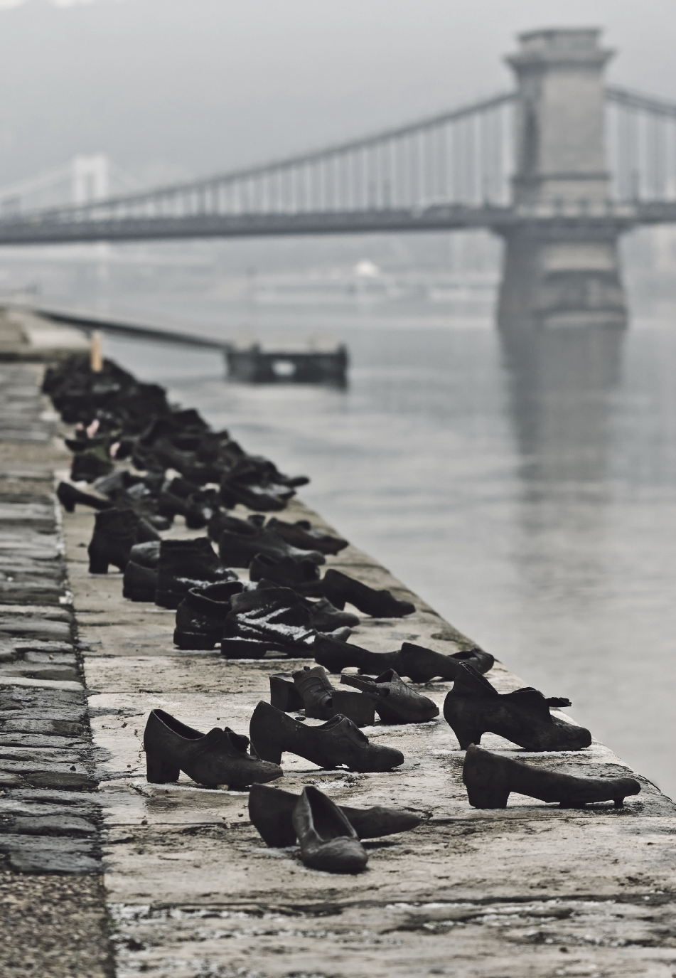 Shoes_Danube_Promenade_IMGP1297 Holocaust-Mahnmal am Donauufer in Budapest, von Gyula Pauer und Can Togay, 2005. Foto Nikodem Nijaki, CC BY-SA 3.0 Deed