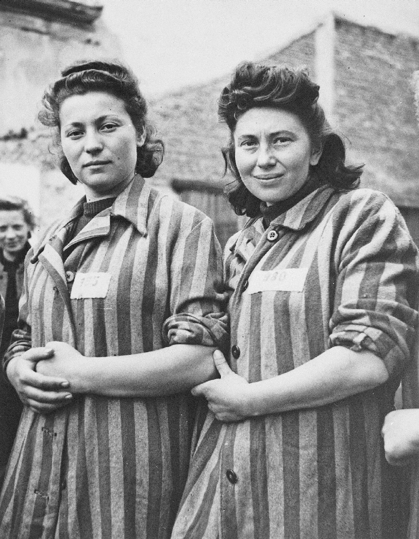 USHMM, United States Holocaust Memorial Museum, c. Arnold E. Samuelson Porträt von zwei weiblichen Überlebenden des gerade befreiten Konzentrationslagers Lenzing. Foto USHMM, United States Holocaust Memorial Museum, courtesy of Arnold E. Samuelson