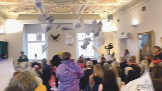 1_Vorschlag_Prise copy Es hat bei der Eröffnung Flugblätter geschneit.