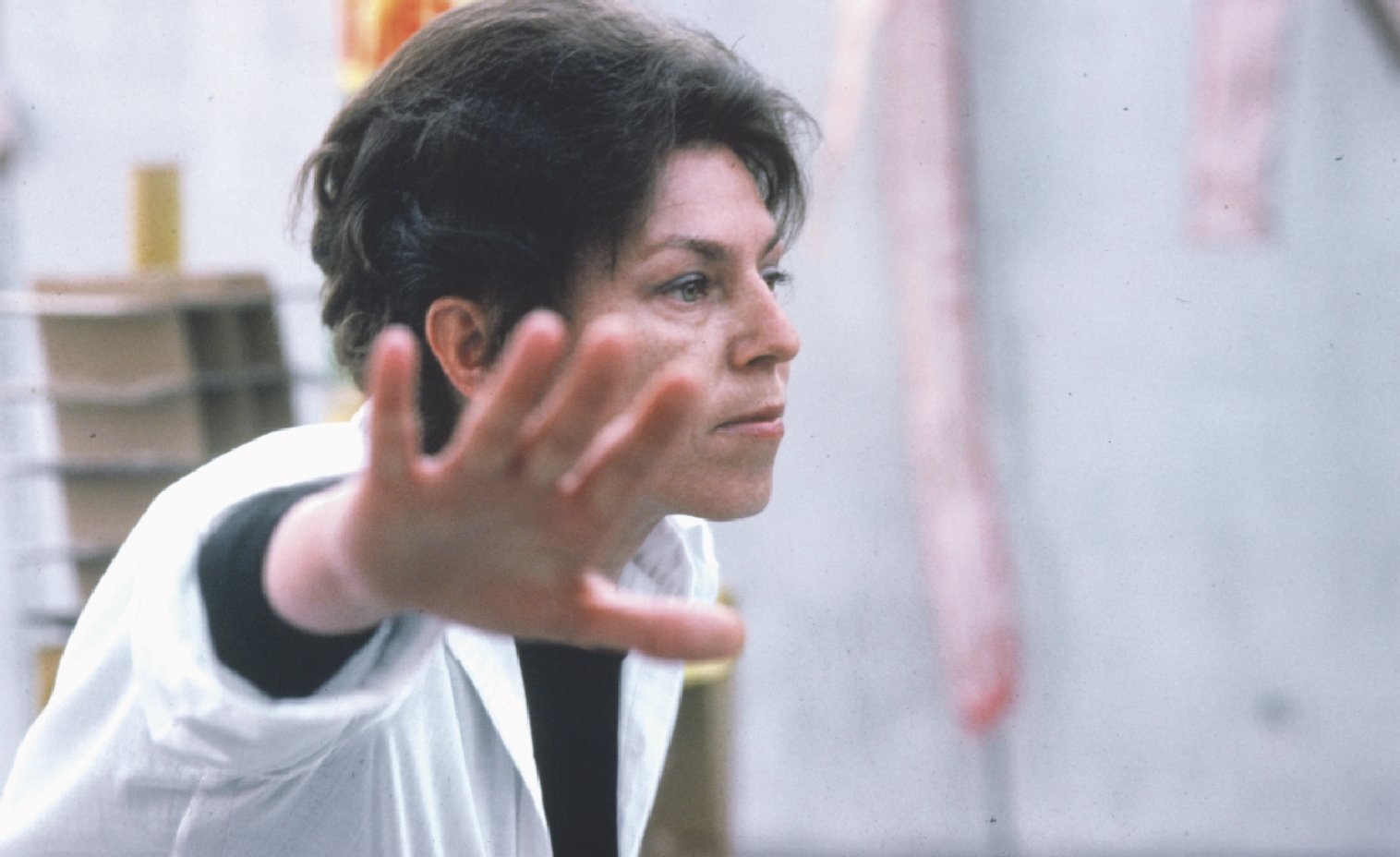 EG_HAUPTBILD_Überall ist Babylon_1978_f_A. Peschek Erika Gangl im Rahmen des Stücks: Überall ist Babylon, 1978. Foto Alfred Peschek