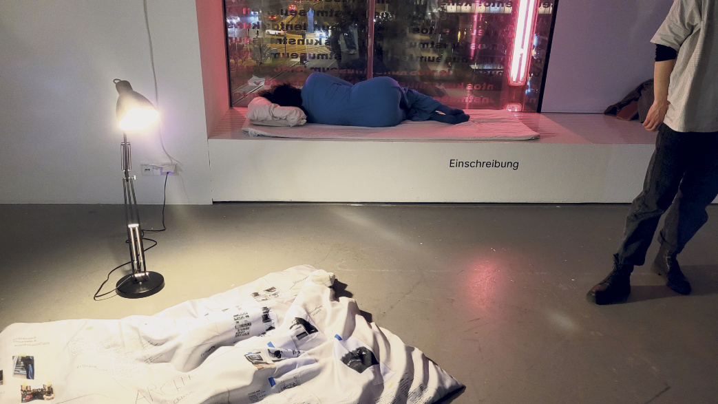 cache4_f_tanjab Anne Glassner, oder: Die eigene Eröffnung performend verschlafen. Foto Die Referentin