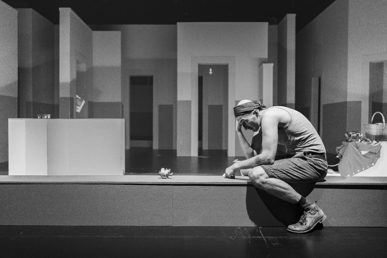 Held B&eacute;renger (Lukas Weiss) darf zusehen,  wie sich alle verwandeln. 